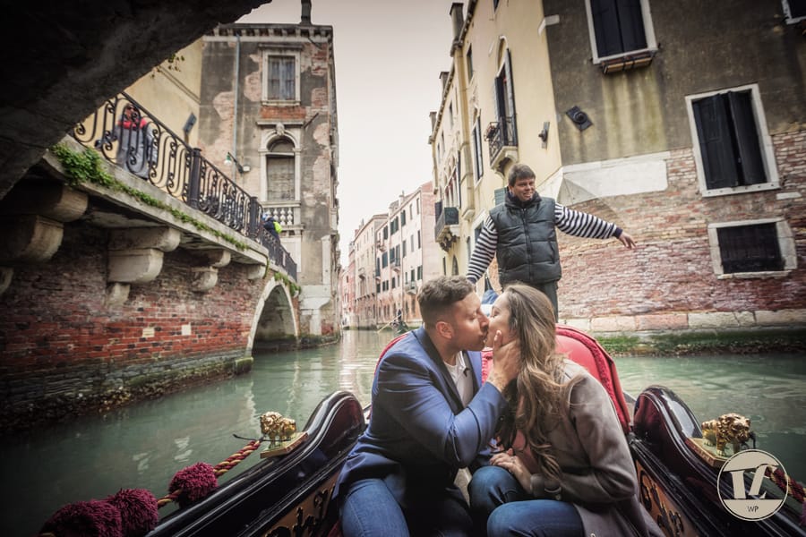 Proposta di matrimonio in gondola, sotto il ponte dei Sospiri, Venezia