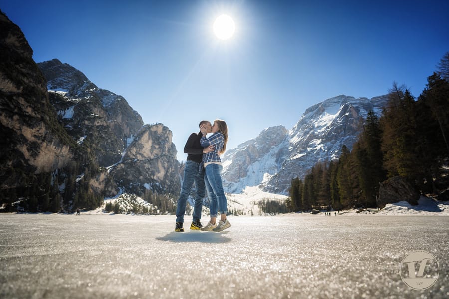 Foto di coppia lago di Braies . Luca Fabbian fotografo di coppia, fidanzamento, matrimonio Dolomiti - Trentino Alto Adige