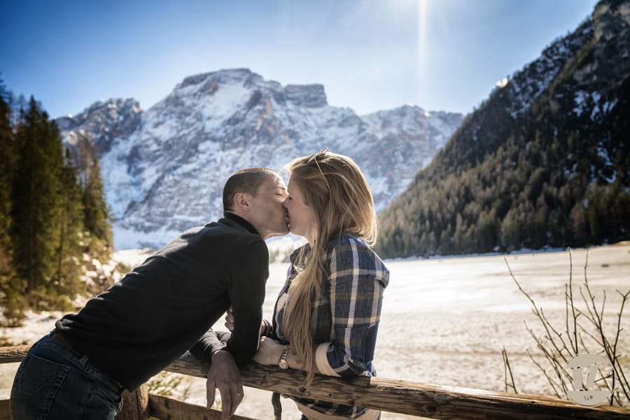 Foto di coppia lago di Braies . Luca Fabbian fotografo di coppia, fidanzamento, matrimonio Dolomiti - Trentino Alto Adige