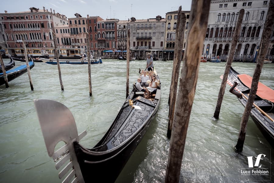 sposi in gondola a Venezia