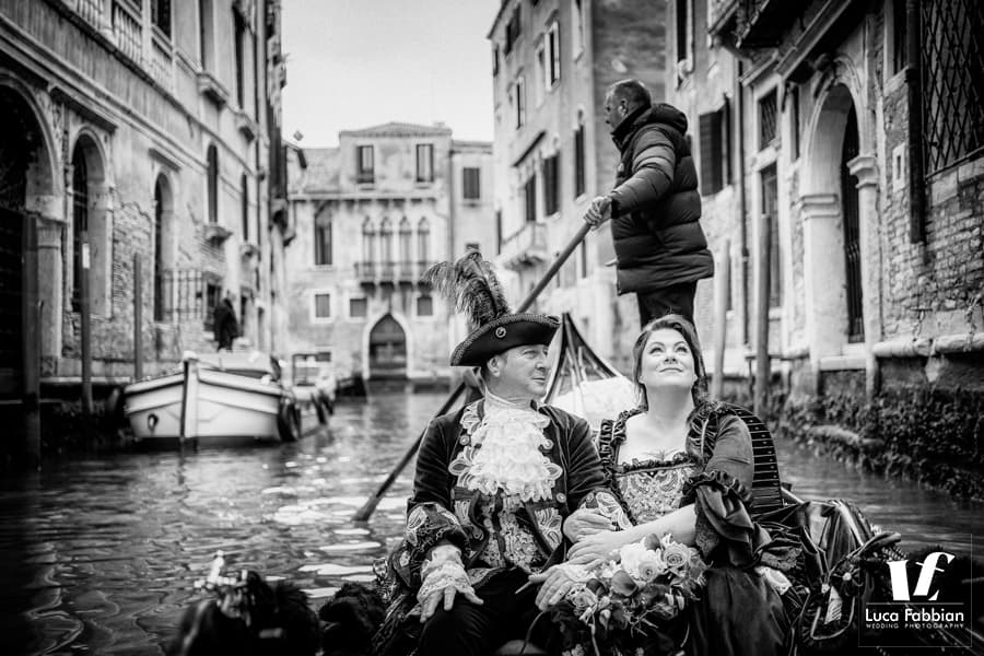 elopement in gondola durante il carnevale di Venezia