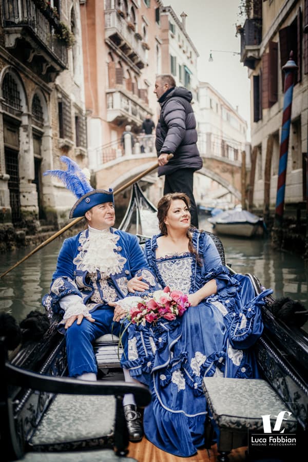 elopement in gondola durante il carnevale di Venezia