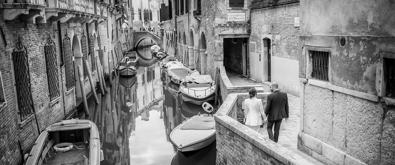 sposi passeggiano tra le calli di Venezia