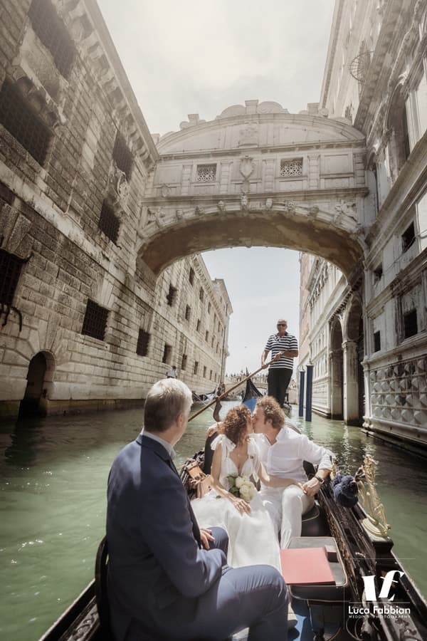 fotografia di un matrimonio a bordo di una gondola a Venezia