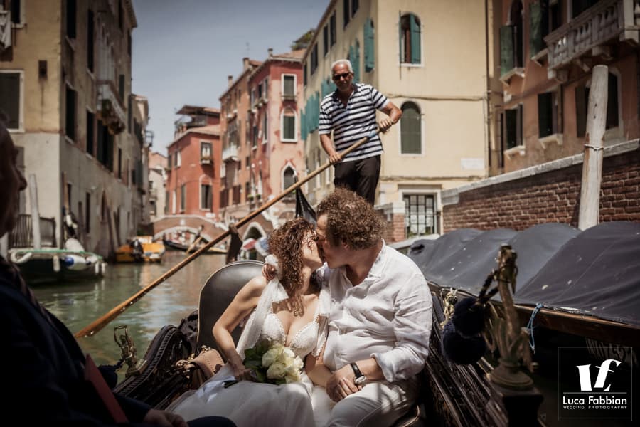 fotografia di un matrimonio a bordo di una gondola a Venezia