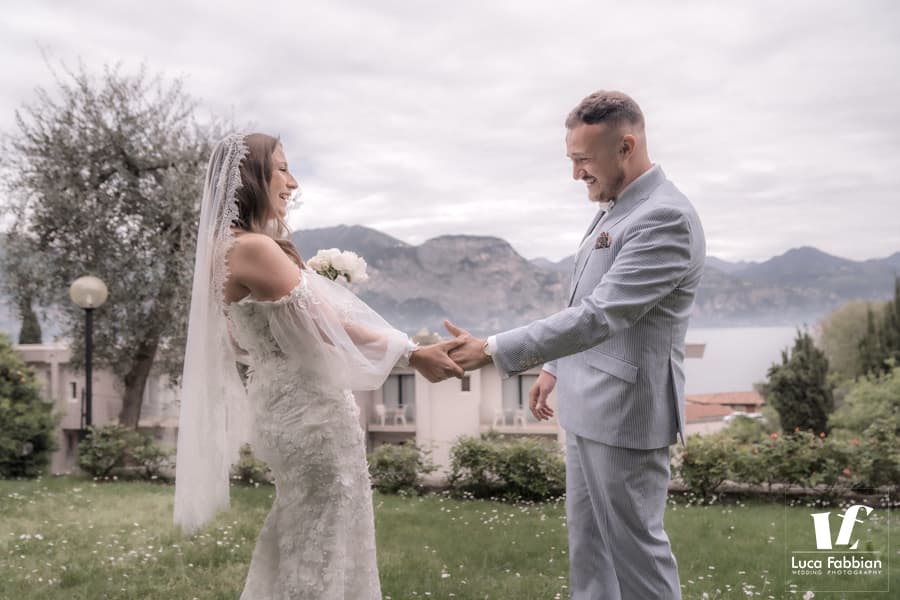 Matrimonio intimo lago di Garda: first look a Brenzone Servizio fotografico di matrimonio al lago di Garda