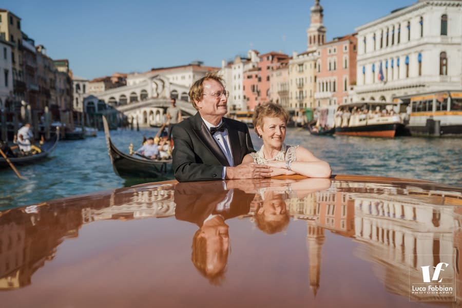 trasferimento in motoscafo della coppia sul Canal Grande verso Aman Hotel