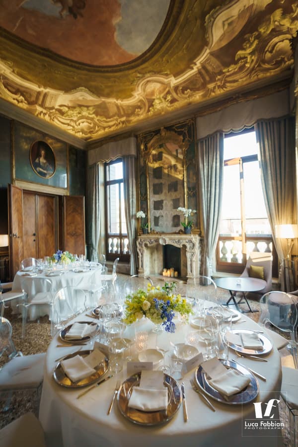 Allestimenti per i tavoli della cena all’Aman Hotel di Venezia