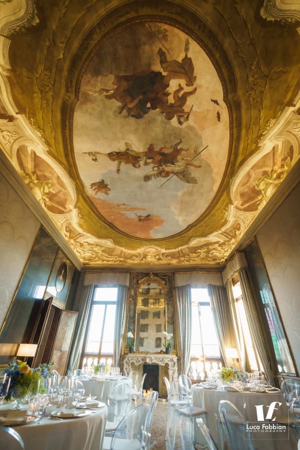 Allestimenti per i tavoli della cena all’Aman Hotel di Venezia