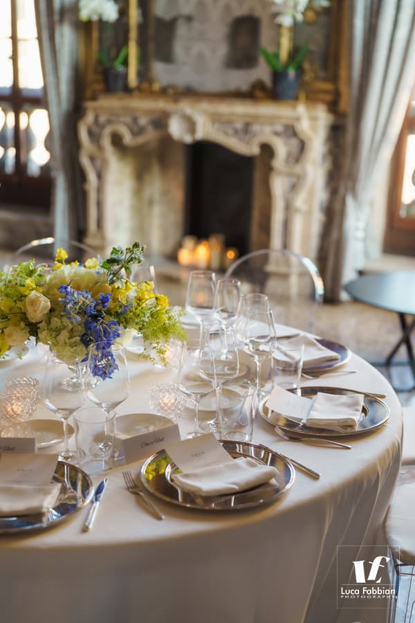 Allestimenti per i tavoli della cena all’Aman Hotel di Venezia